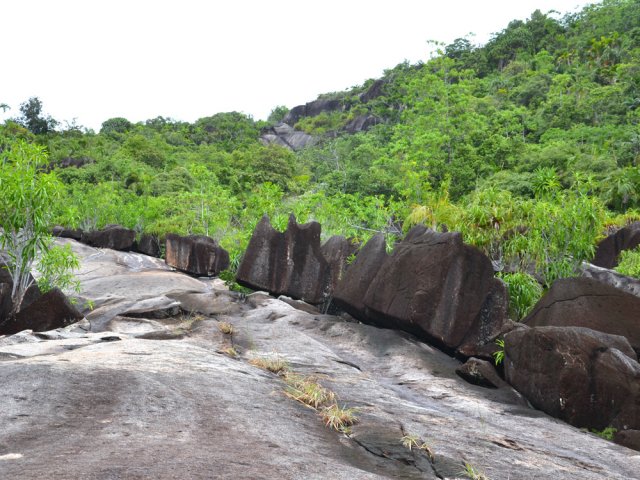 Le vent et la pluie ont creusé les rochers bordant le sentier