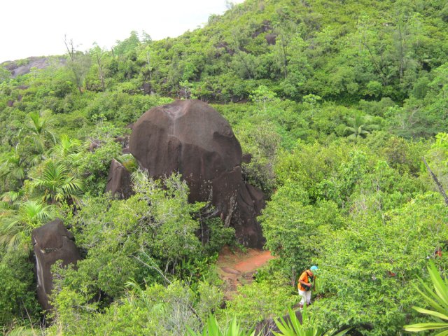 On voit bien que le sentier épouse la courbe de niveau