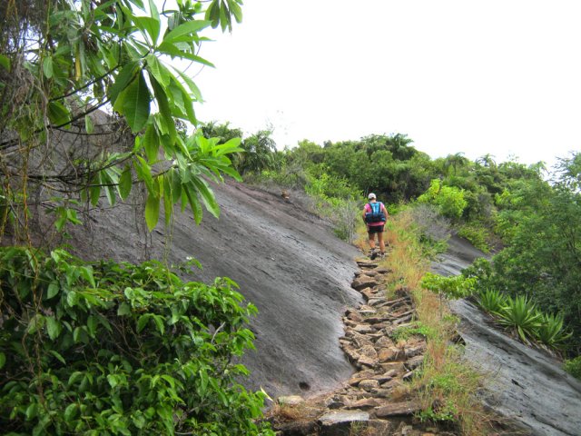 Le sentier a été aménagé sur une faille étroite