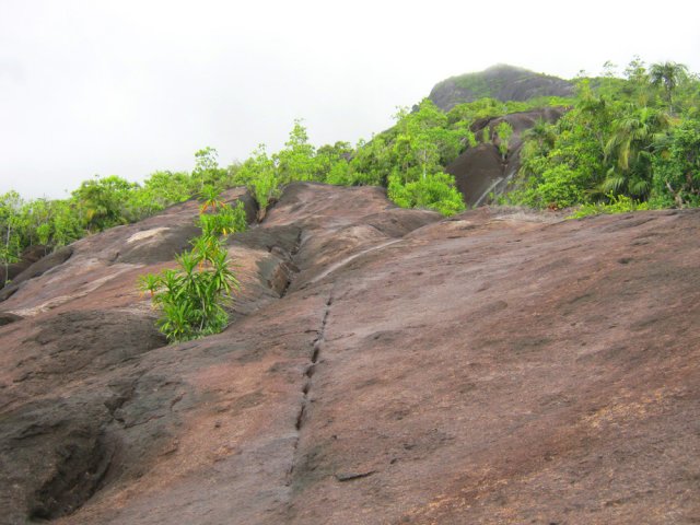 D'autres passages se font sur de larges plaques de roche