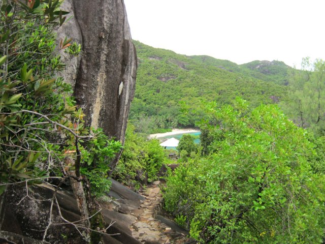 Début de descente vers le kiosque et la plage de l'Anse Major