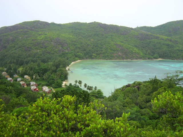 La Baie Ternay et l'hôtel abandonné