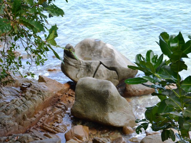 Quelques rochers dépassent de l'eau