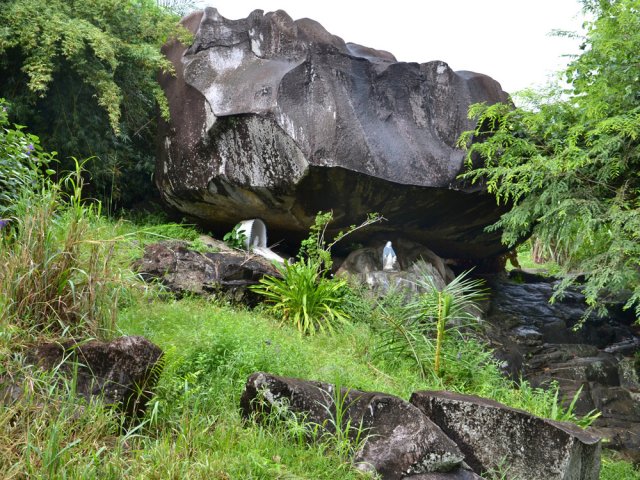 Une vierge très bien abritée du soleil et de la pluie