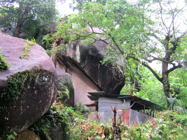 Déjà les premiers énormes rochers