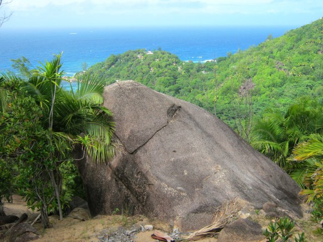 Monter sur la roche pour un meilleur point de vue