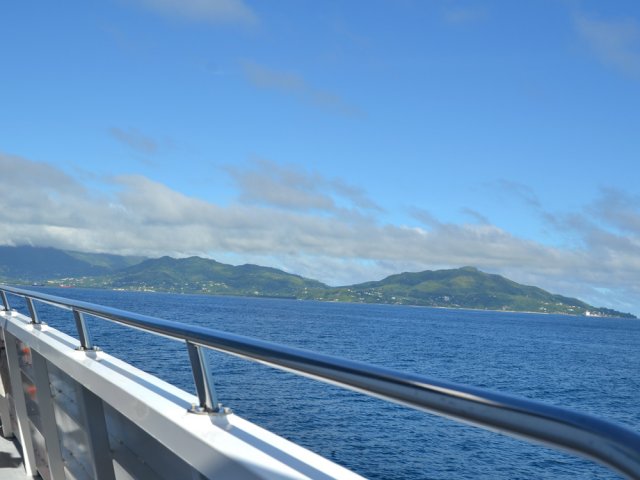 On s'éloigne très vite de la grande île vers l'Île aux Cerfs