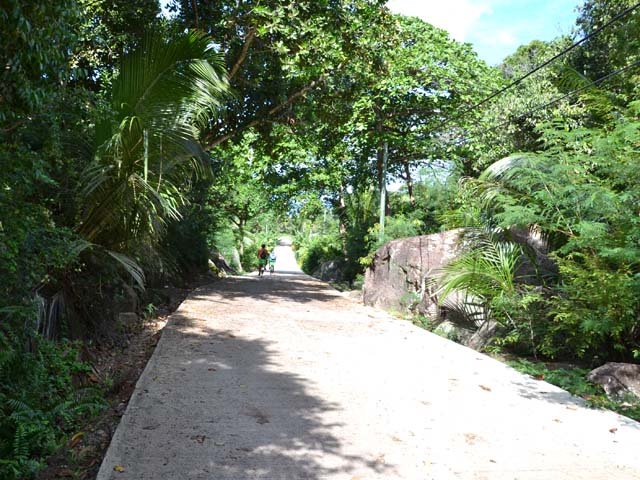 La route entre quelques habitations esseulées