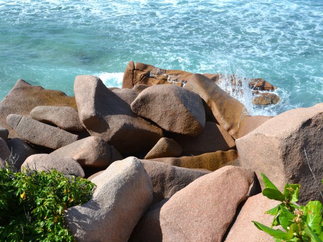 Le sentier passe sur des blocs rocheux