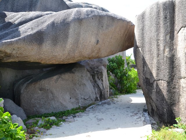 Le sentier passe sous de grosses roches millénaires