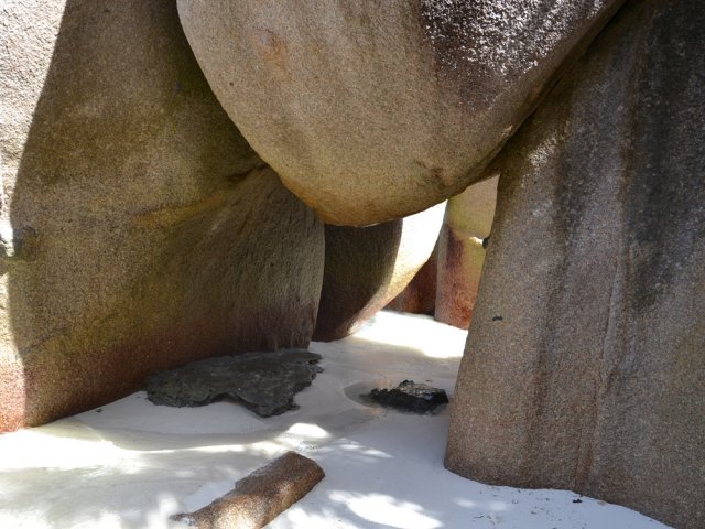 Les roches forment des grottes battues par les vagues