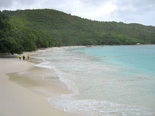 La longue plage de l'Anse Lazio