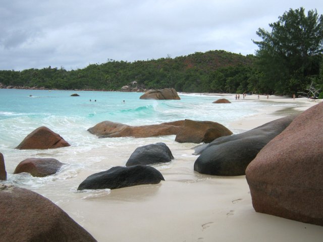 Agréable promenade sur le sable entre les roches