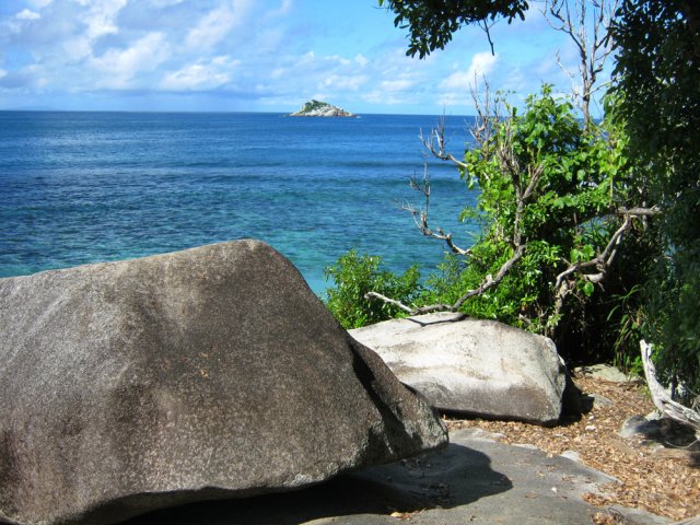 On devine un minuscule îlot au large