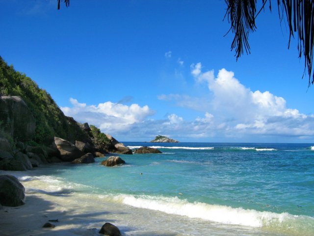 Petite plage agréable pour la baignade