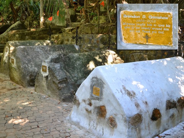 Quatre tombes dont celle de Brendon Grimshaw