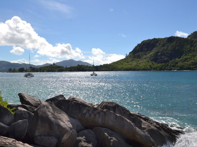 On pourrait traverser la baie à la nage vers Sainte-Anne