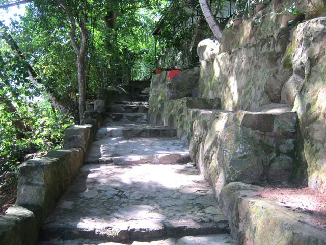 Le début du sentier maçonné et ses premières grandes balises