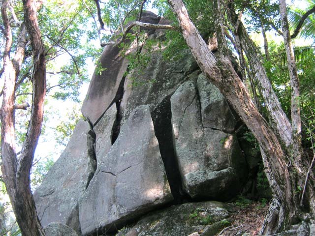 Comme partout aux Seychelles, des rochers émergent du sol