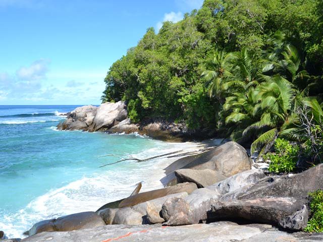 Un écart pour un panorama sur les autres îles : Suivre la ligne orange
