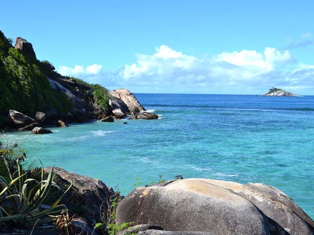 Minuscule lagon aux eaux turquoise