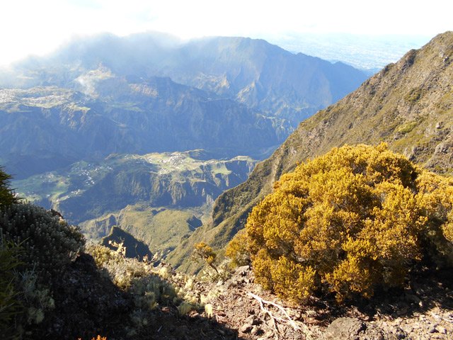 Premier point de vue sur le Cirque de Cilaos à l'approche du Petit Bénare