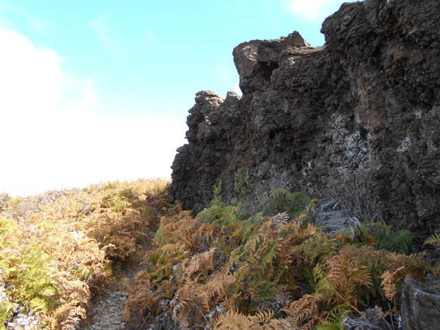 Le sentier passe au plus près d'une barre rocheuse