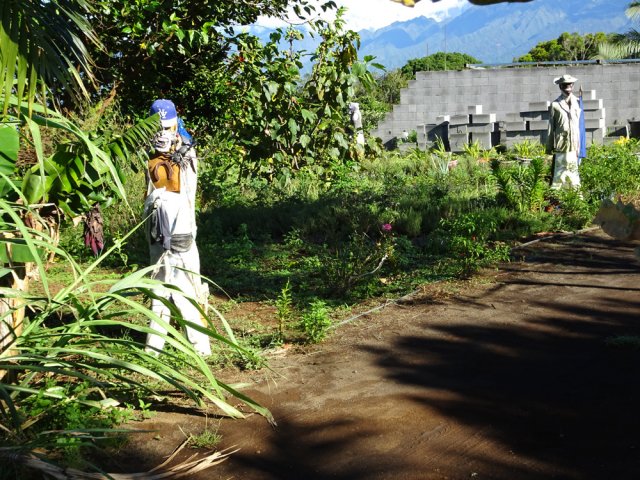 Epouvantails grandeur nature dans la cour d'un particulier