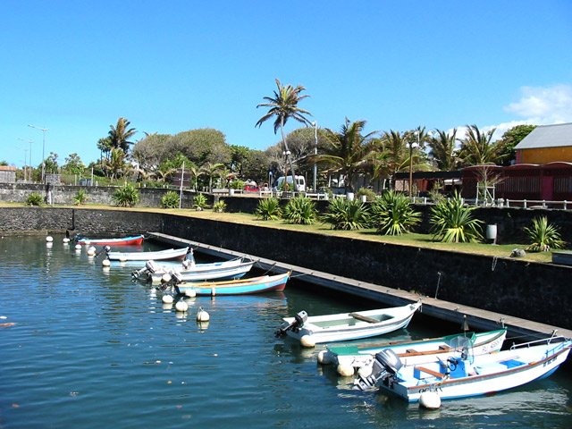 Une partie du port en franchissant la passerelle