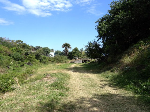 Début du large sentier qui remonte vers le Nord en suivant une ravine