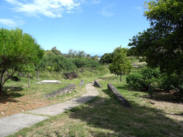 Plus haut, quelques tables attendent les pique-niqueurs ne craignant pas la chaleur