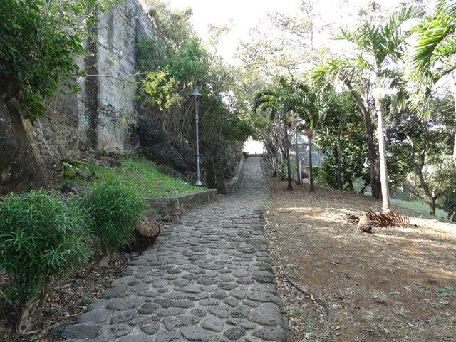 La piste pavée qui rejoint la Rue Auguste Babet