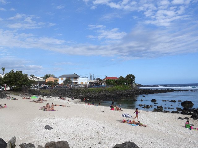 La petite plage au calme près de la jetée