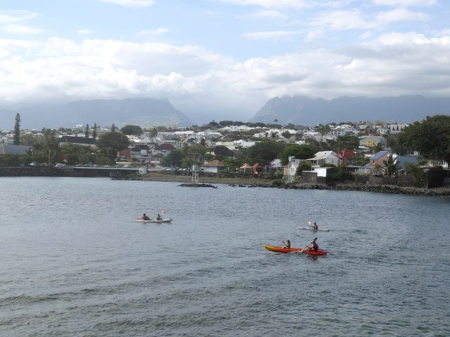 La ville de Saint-Pierre depuis la jetée. L'entrée du Cirque de Cilaos