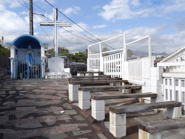 La Croix des Pêcheurs, sa Vierge et quelques bancs pour prier ou assister aux offices