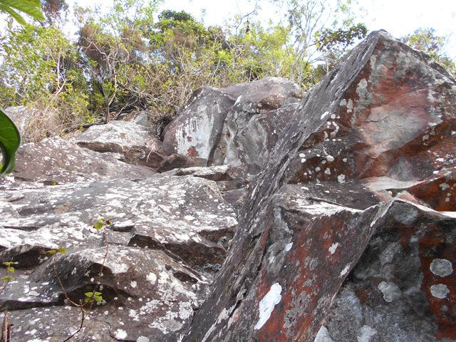 Le sentier est bordé par endroits de hautes falaises basaltiques