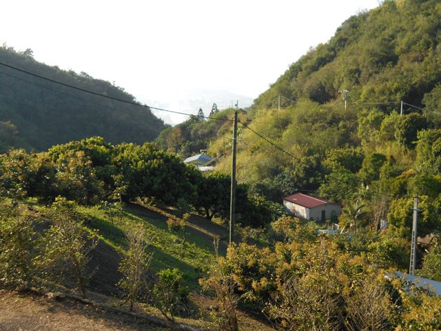 Le village Bois Blanc s'est installé dans un genre de cirque formé des collines environnantes
