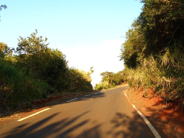 Le Chemin Dozenval monte calmement par une douzaine de lacets