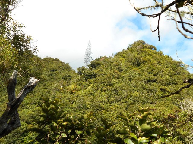 Les pylônes qu'on rejoint en partant un peu sur la gauche pour éviter ce pic