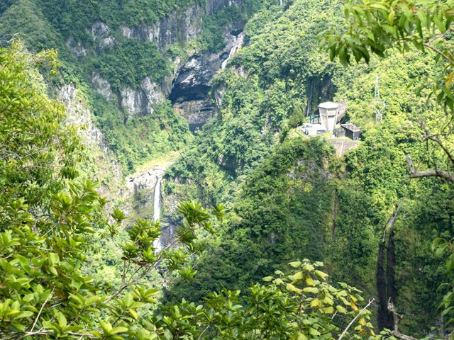 L'usine de Takamaka, la Cascade Arc en Ciel et la Rivière des Marsouins