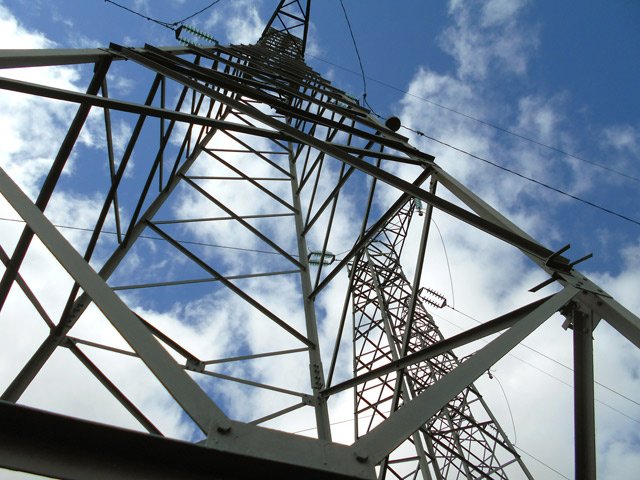 Les pylônes dans la végétation, c'est l'heure du demi-tour