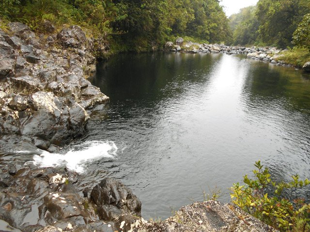 Le bassin aval en marchant sur les berges basaltiques