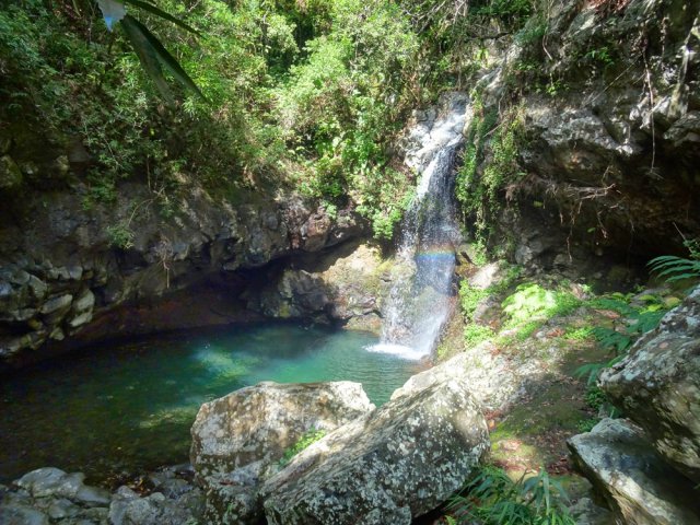 La cascade des Trois Chambres et son bassin d'eau claire