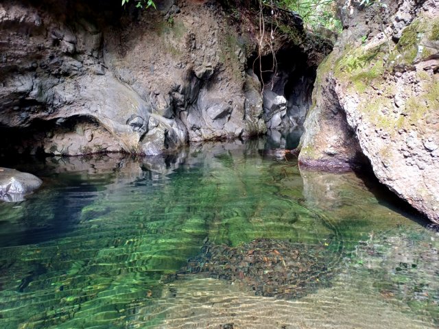 Plus bas, on voit la cascade à travers le canyon