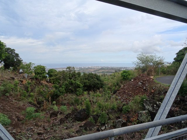 Le passage de la Ravine Jardin sur une passerelle avec vue sur la mer
