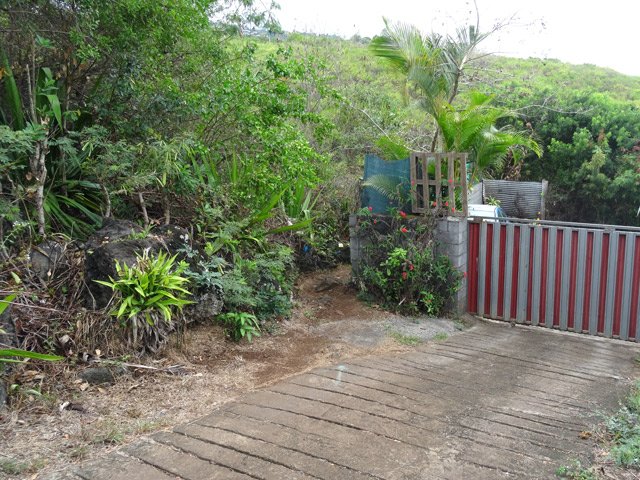 On ne peut manquer le sentier qui frôle cette case après avoir quitté le Chemin Vital