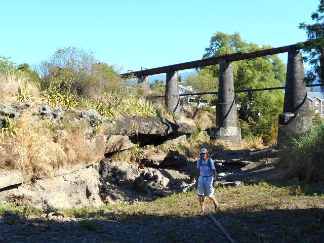 Deux passages permettent de rejoindre facilement le fond de la ravine à sec