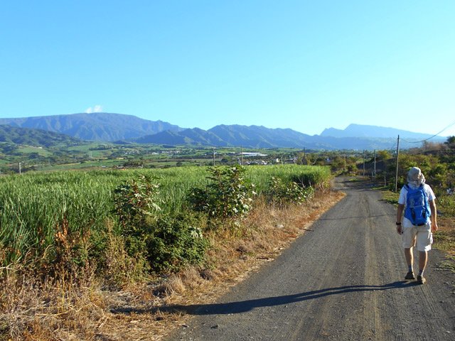 La petite route sableuse qui longe l'usine du Gol