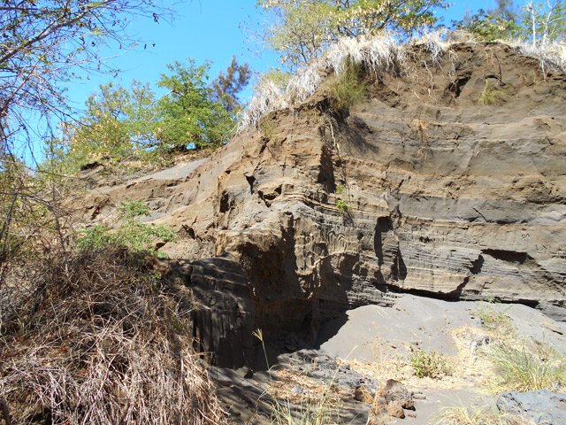 Des passants ont gravé ces petites falaises pour immortaliser leur passage
