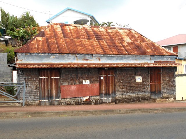 Vieille case qui ne restera pas des années et sera remplacée par un immeuble